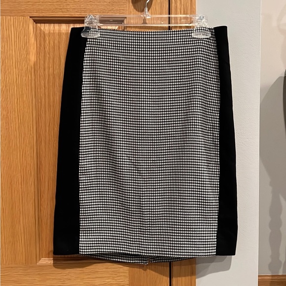 White House Black Market Dresses & Skirts - Pencil Skirt Size 6 Knee Length White House Black Market Houndstooth / Black